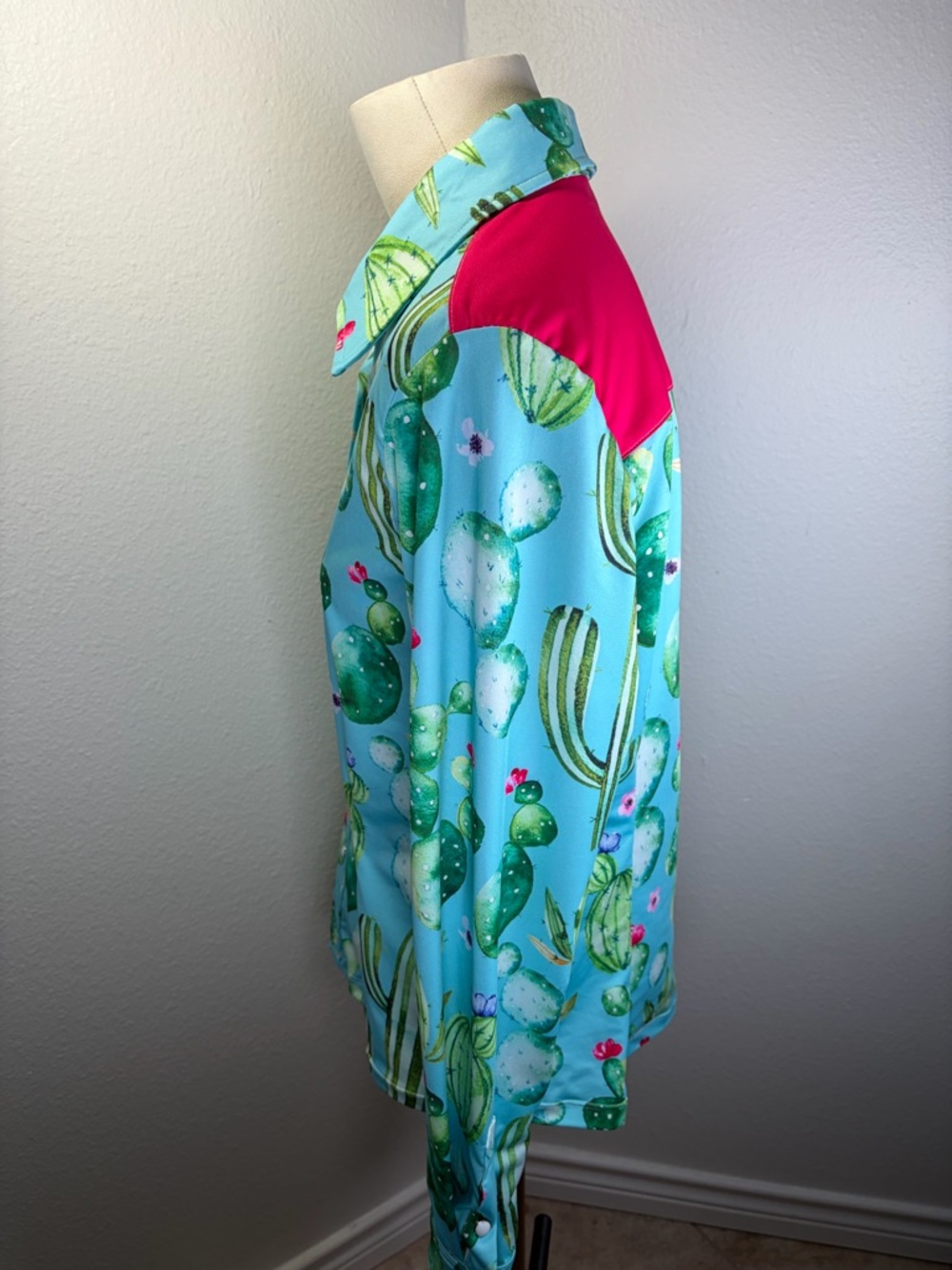 Ranch Dressn Watercolor Cactus Performance Snap Button Blouse L/S - Picture 4 of 8